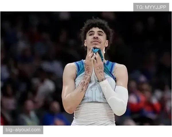 拉梅洛·鲍尔突破创造得分机会助黄蜂提升关键时刻效率